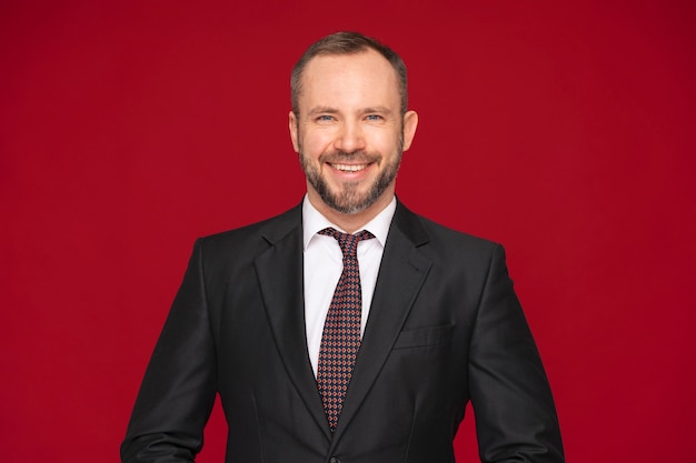 Free photo medium shot man posing in studio