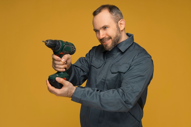 Free photo medium shot man posing in studio