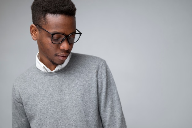 Free photo medium shot man posing with glasses