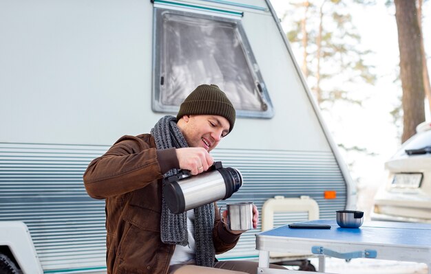 Free photo medium shot man pouring coffee