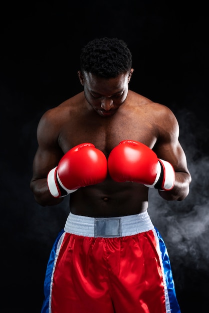 Free photo medium shot man practicing boxing