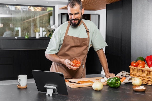 Uomo del colpo medio che prepara il pasto