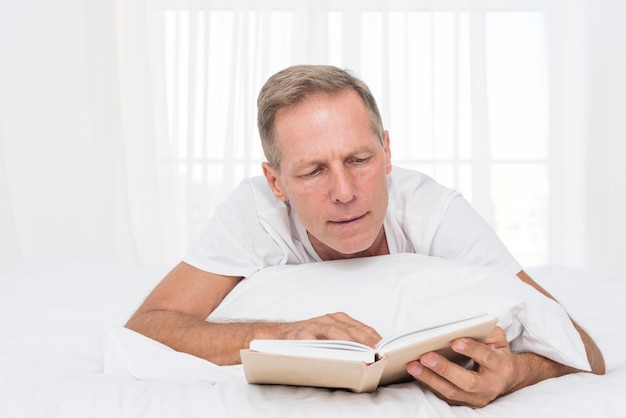 Среднестатистический мужчина читает в спальне