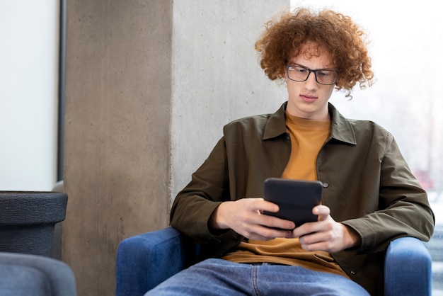 Foto gratuita uomo del colpo medio che legge rivista digitale