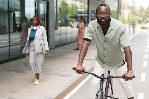 Uomo di tiro medio in bicicletta