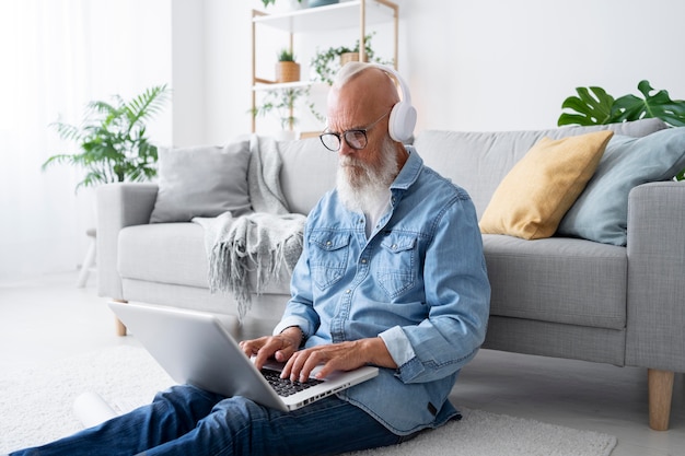 Free photo medium shot man sitting on floor