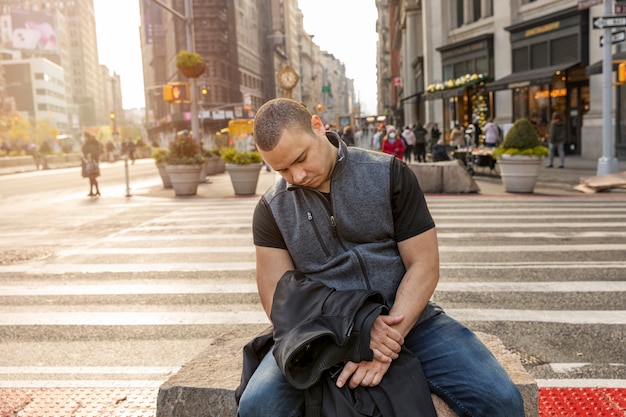 Foto gratuita uomo di tiro medio che dorme sulla panchina