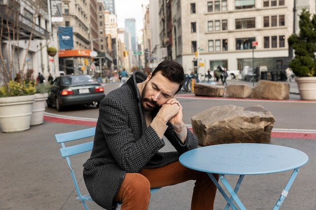 Free photo medium shot man sleeping outdoors