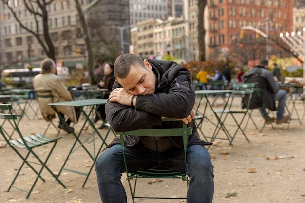 Uomo di tiro medio che dorme fuori