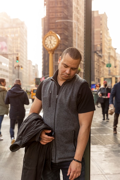 Free photo medium shot man sleeping while standing