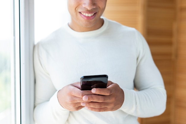 Free photo medium shot of man smiling