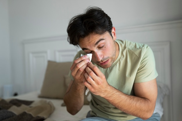 無料写真 アレルギーに悩むミディアムショットの男性