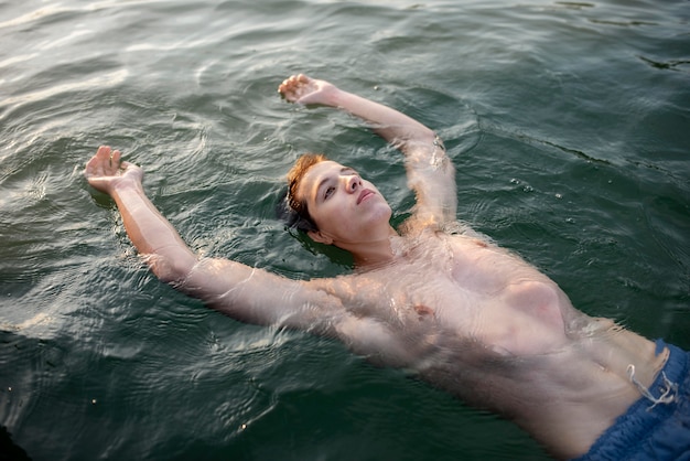無料写真 海で泳ぐミディアムショットの男