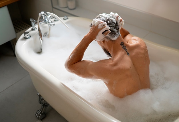 無料写真 入浴中のミディアムショットの男性