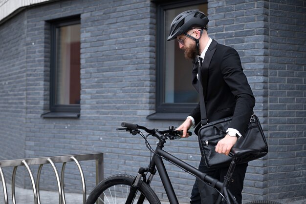 自転車に乗るミディアムショットの男