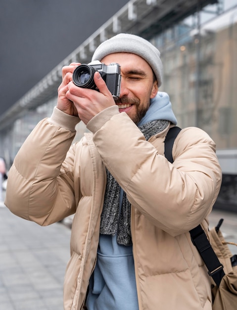 Средний снимок человека, делающего фотографии