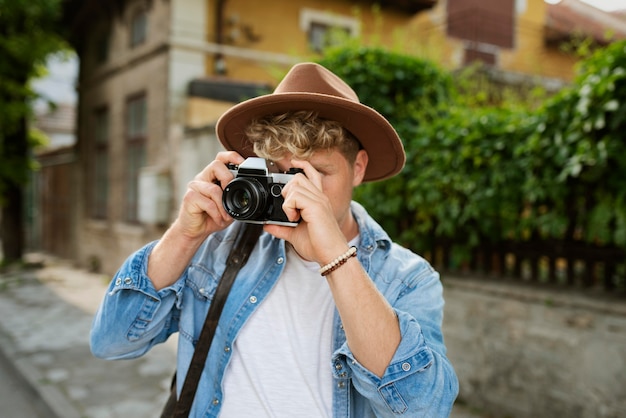 Uomo di tiro medio che scatta foto