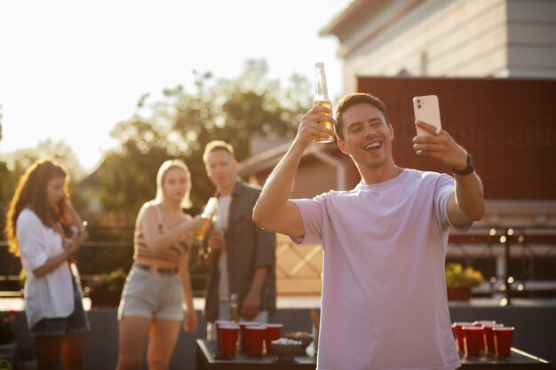 Uomo del colpo medio che prende selfie