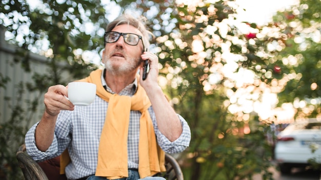 Foto gratuita uomo del colpo medio che parla sul telefono