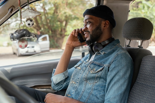 Free photo medium shot man talking on phone