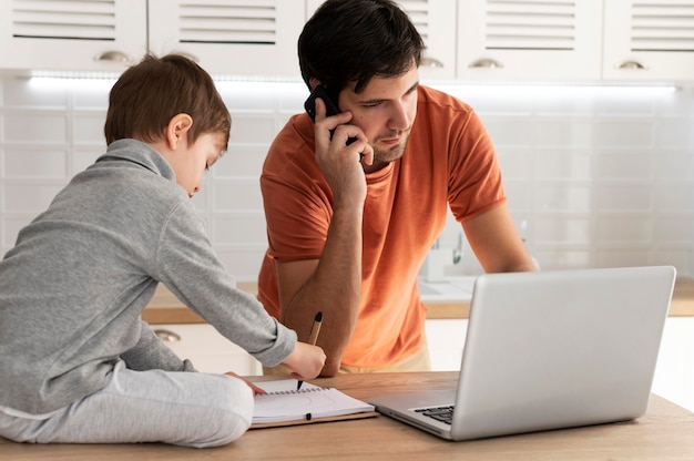 Uomo del colpo medio che parla sul telefono