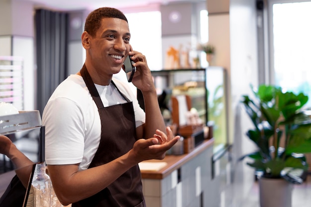 Free photo medium shot man talking on phone