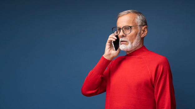 Free photo medium shot man talking on phone