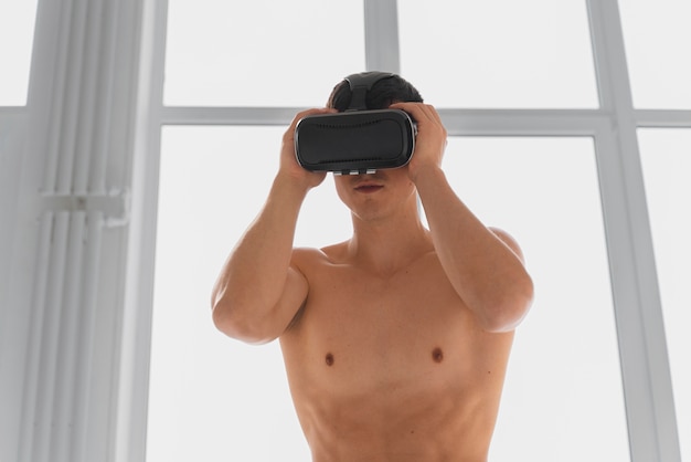 Free photo medium shot man training with vr glasses on