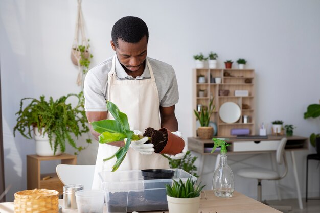 ミディアムショットの男移植植物