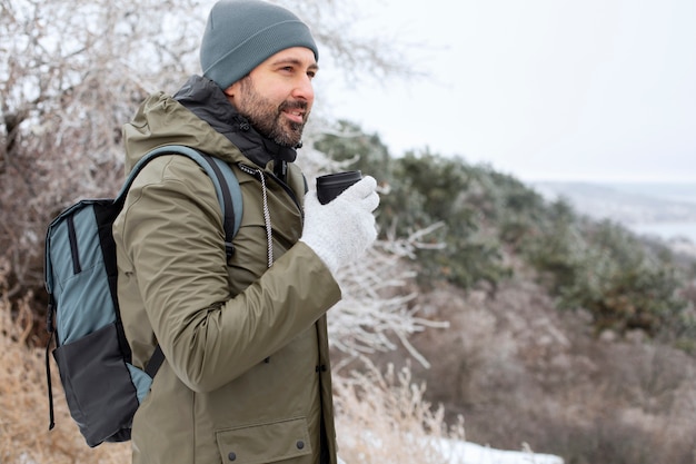 Foto gratuita uomo di tiro medio che viaggia