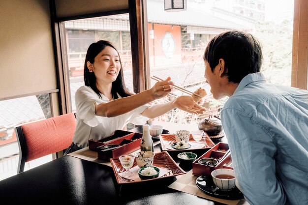 음식을 시도하는 중간 샷 남자