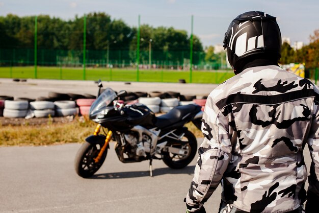 バイクに向かって歩いてミディアムショット男