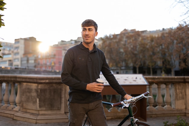 Uomo di tiro medio che cammina con la bicicletta