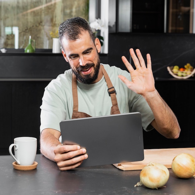 Free photo medium shot man wearing apron