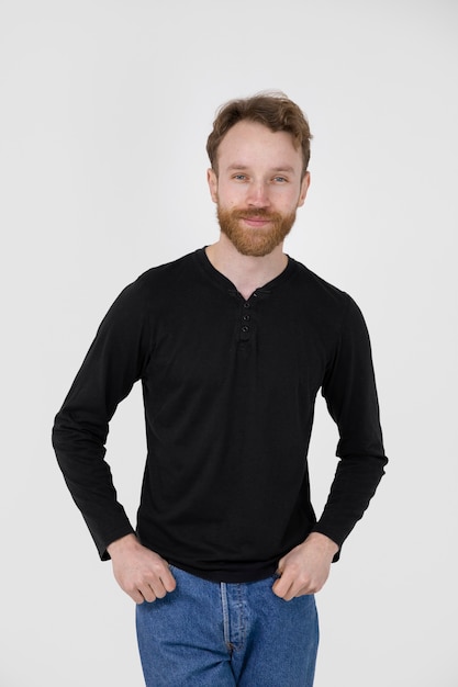 Бесплатное фото Мужчина среднего роста в черной рубашке