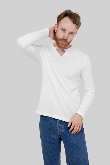 Мужчина среднего роста в пустой рубашке