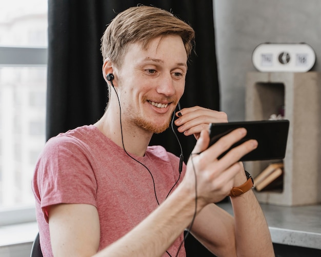 Uomo di tiro medio che indossa gli auricolari