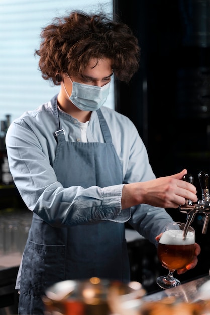 Free photo medium shot man wearing face mask