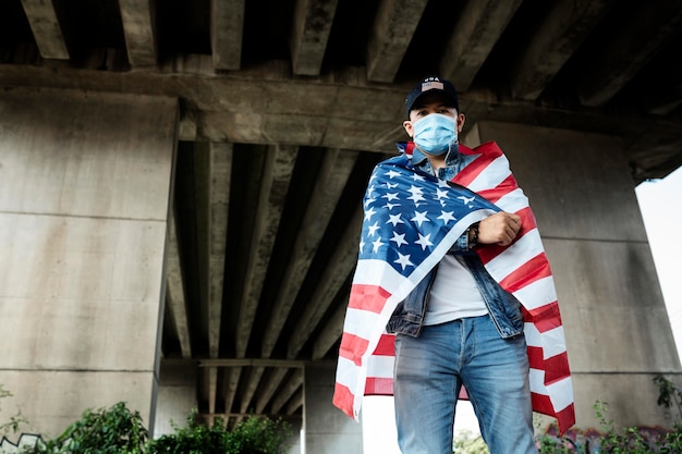 Free photo medium shot man wearing face mask