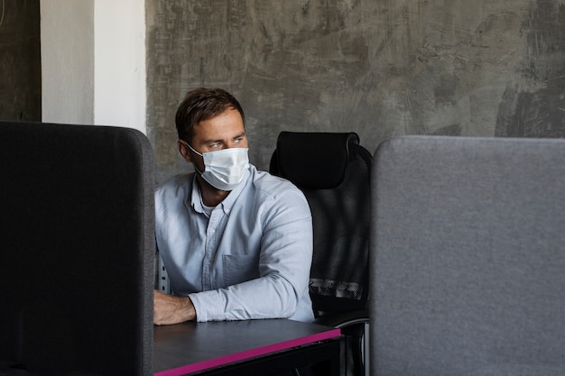 Foto gratuita uomo di tiro medio che indossa la maschera per il viso