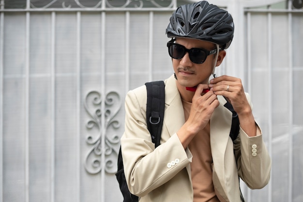 Free photo medium shot man wearing helmet