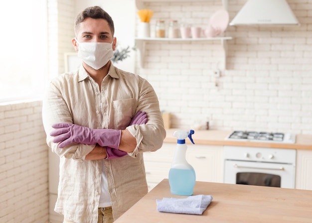 Free photo medium shot man wearing mask