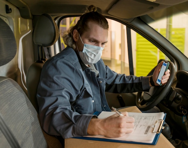 Free photo medium shot man wearing mask