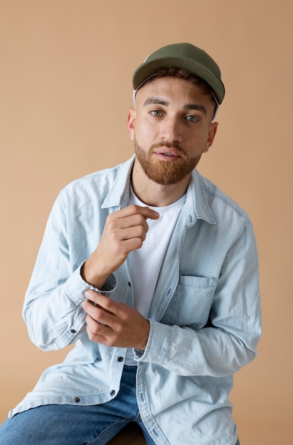 Foto gratuita uomo del tiro medio che indossa il cappello del camionista