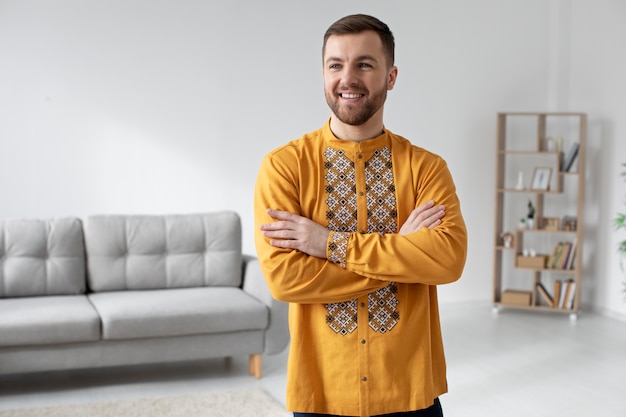 Мужчина среднего роста в украинской рубашке