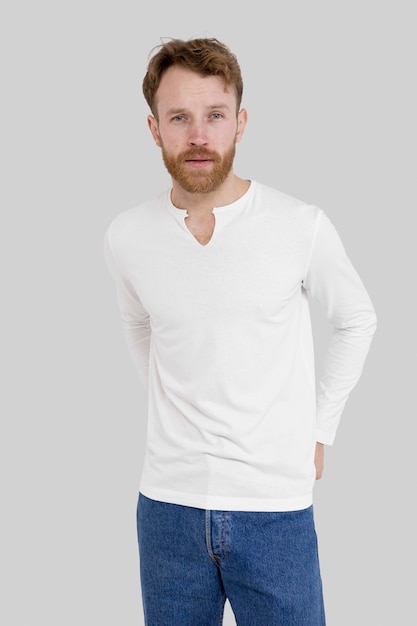 Мужчина среднего роста в белой рубашке, вид спереди