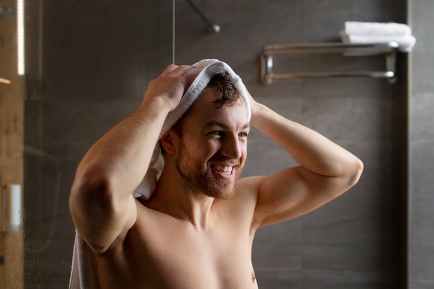 Free photo medium shot man wiping with towel