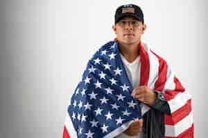 Free photo medium shot man with american flag