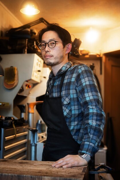 앞치마와 중간 샷 남자