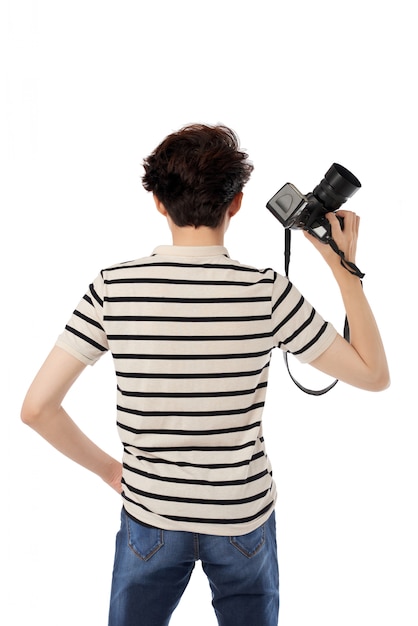 Colpo medio dell'uomo con la macchina fotografica che sta con le spalle alla macchina fotografica